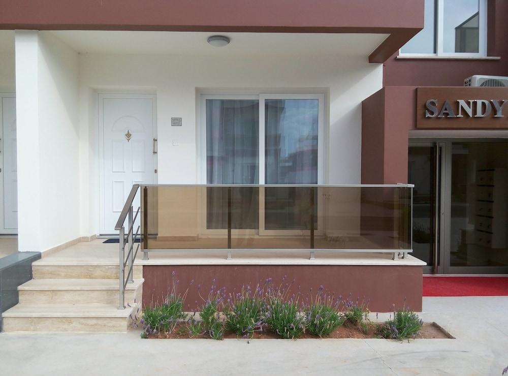 One Bedroom Apartment at Longbeach 1