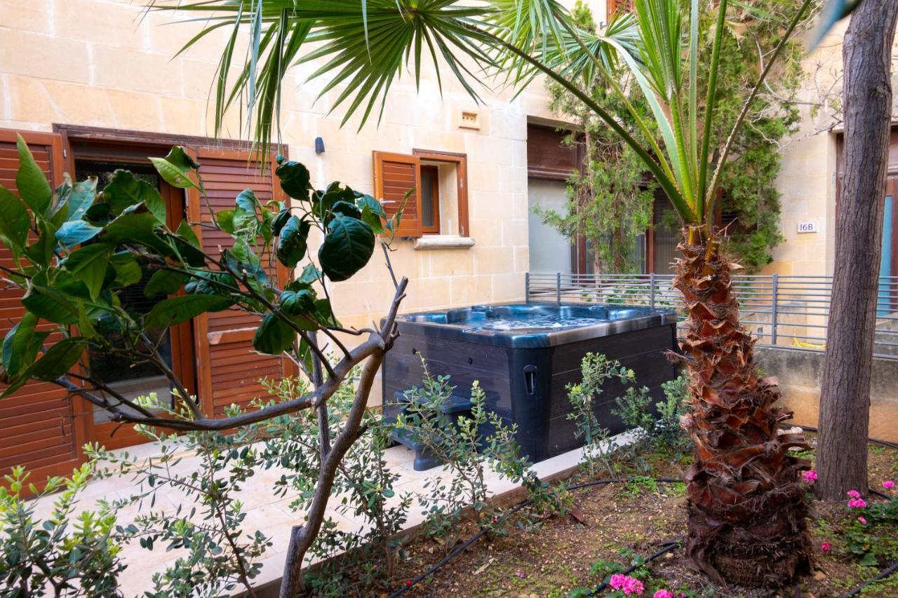 Getawaynpetto Private Duplex Maisonette with Jacuzzi Hot Tub 1