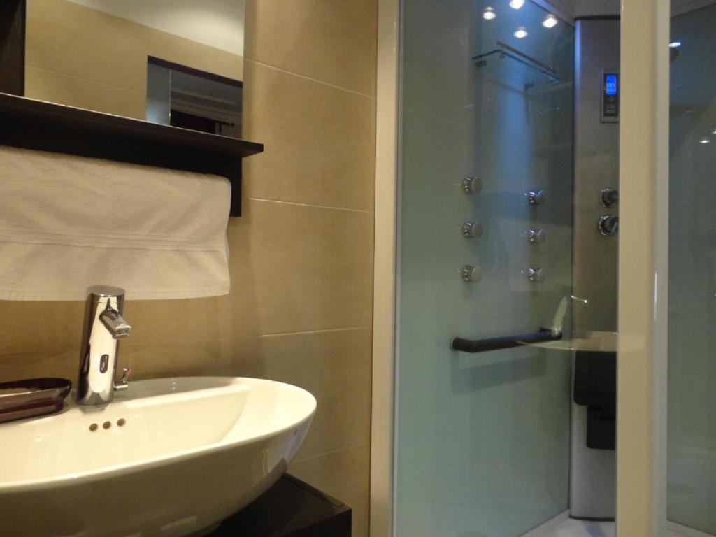 Brustar Gotic (Adults only) 1