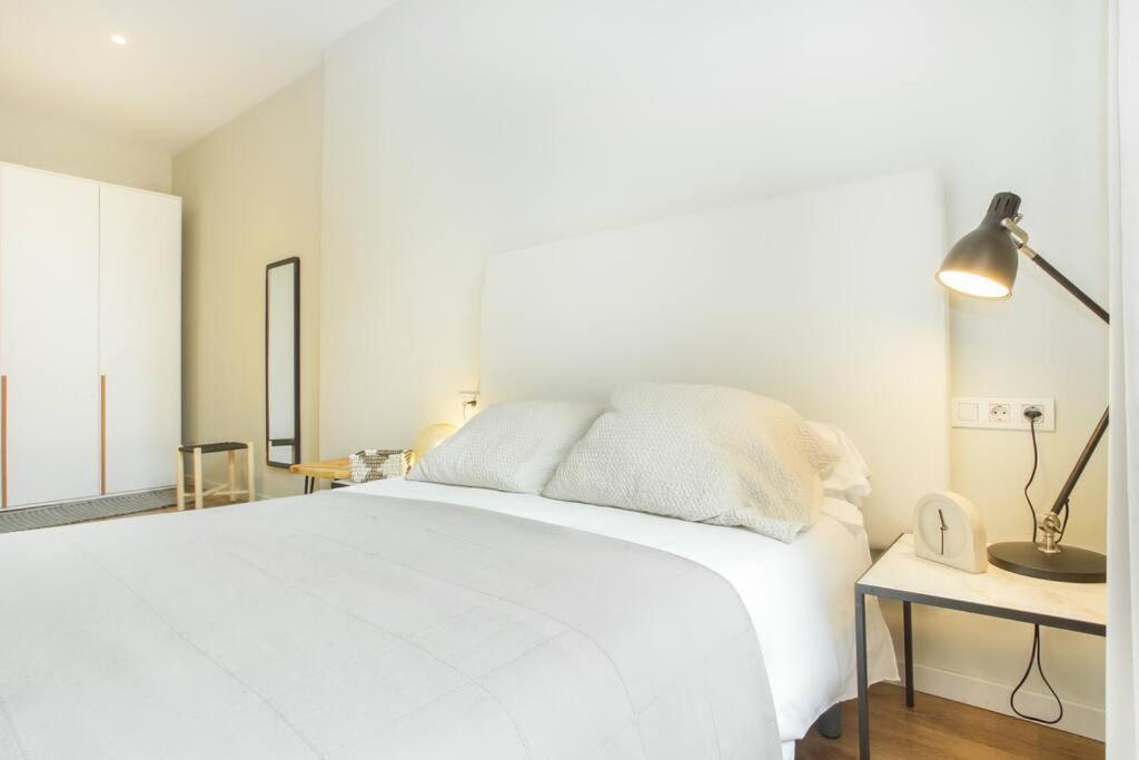 Bright And Modern 4bedroom with Terrace in las Ramblas P1 (Adults Only) 2