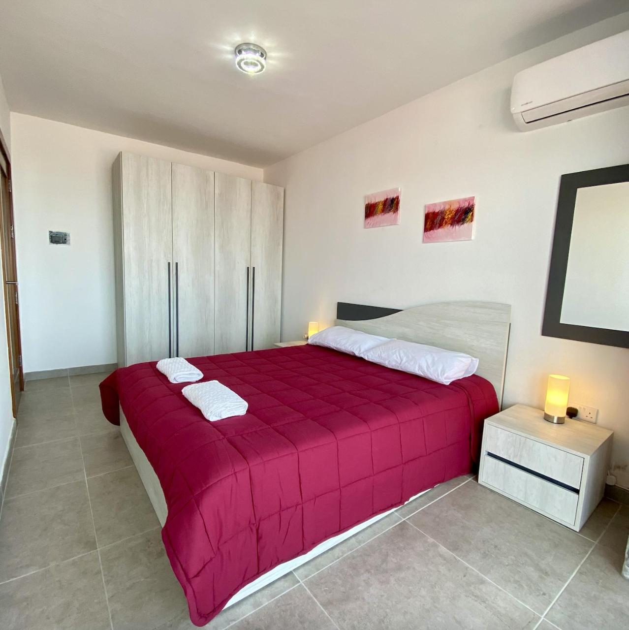 F1 1 Lovely Room, Bathroom And Living Shared 1