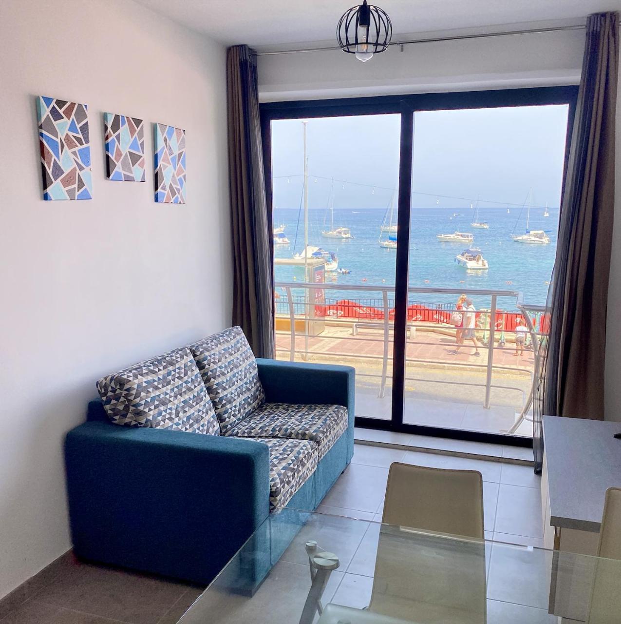 F1 1 Lovely Room, Bathroom And Living Shared 2