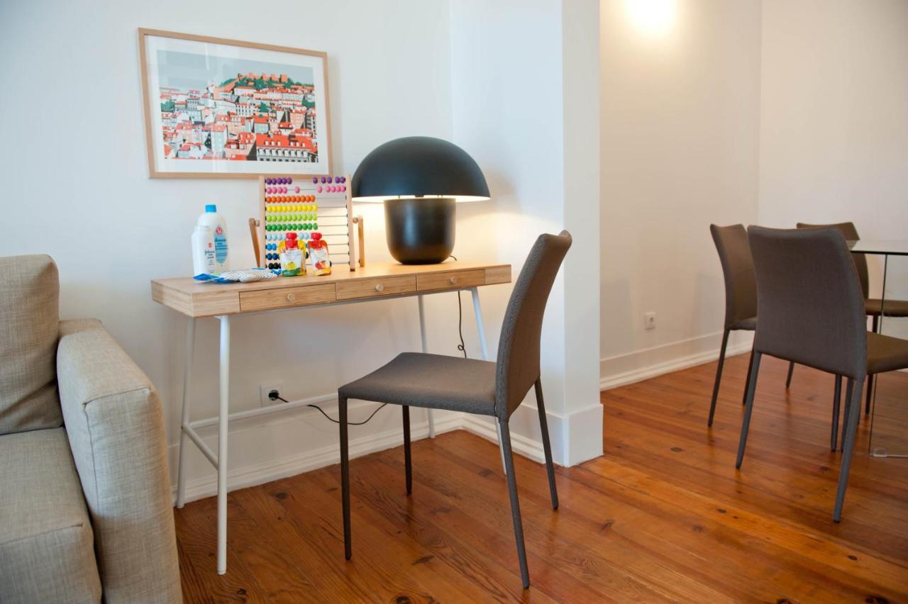 Her Majesty at Liberdade Avenue Cr1e 2