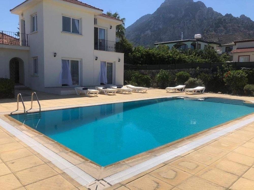 Villa Green Palace, Private Pool, Sea & Mountain Views , Spacious & Beautiful