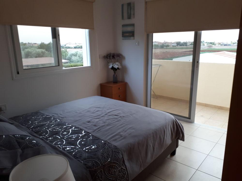Stunning Spacious 2-Bed Apartment in Liopetri 1