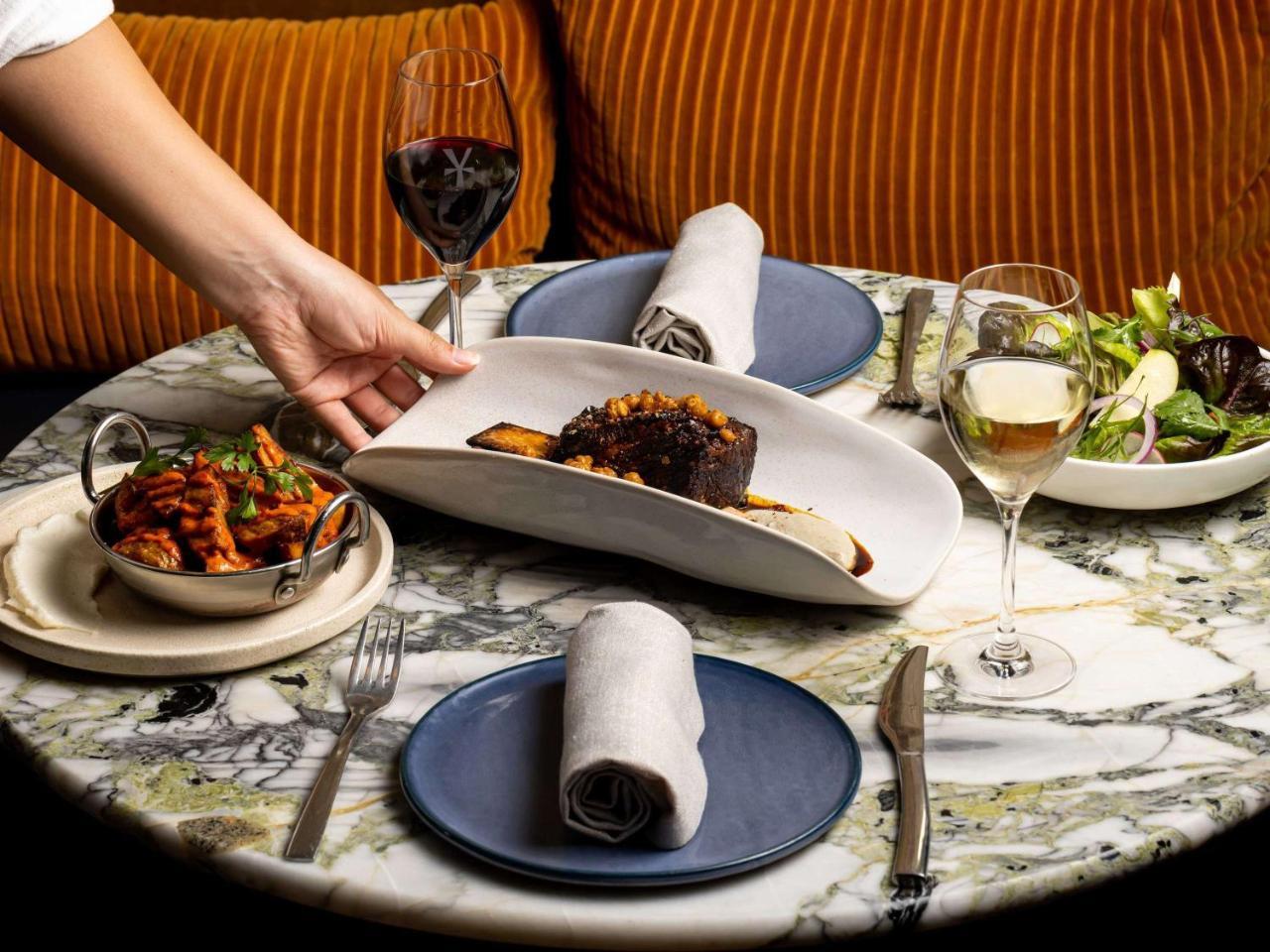 Harbour Rocks Hotel 1