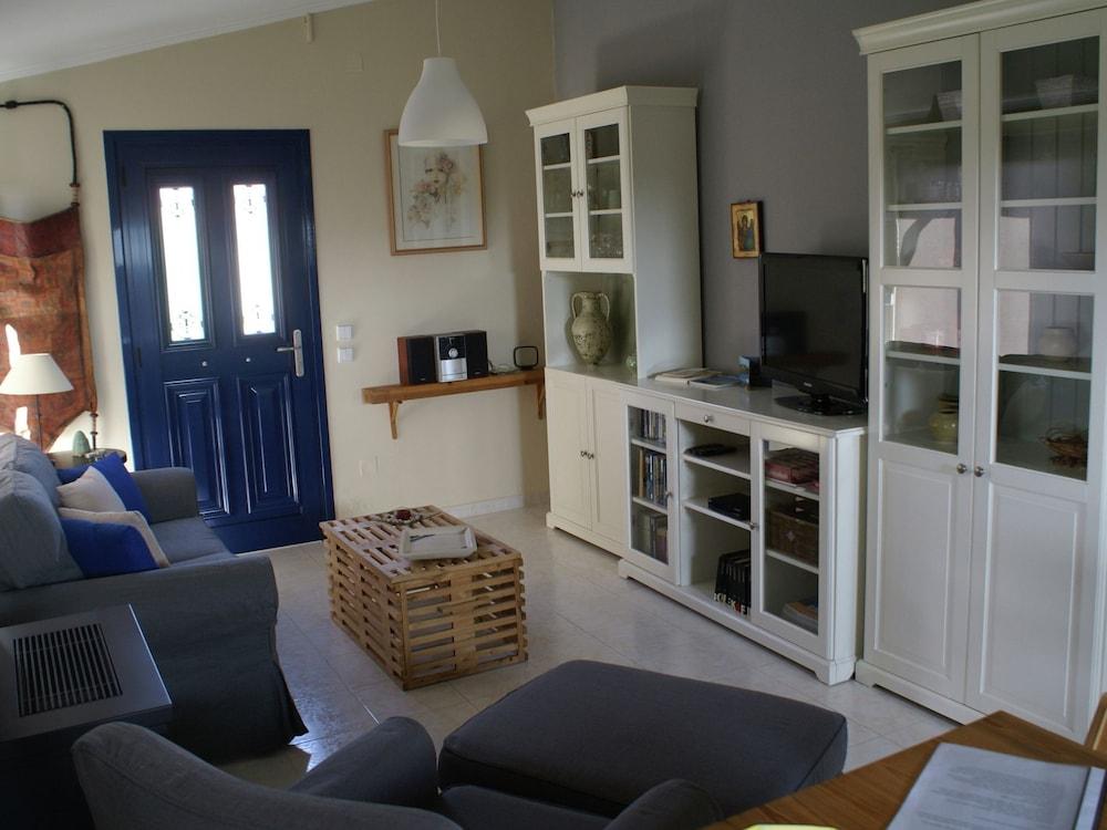 Charming Holiday Home in Kritinia with Garden 2