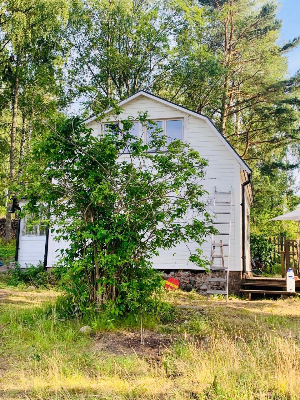 Charmig Stuga Av Rustik Stil I Stockholms Omrade