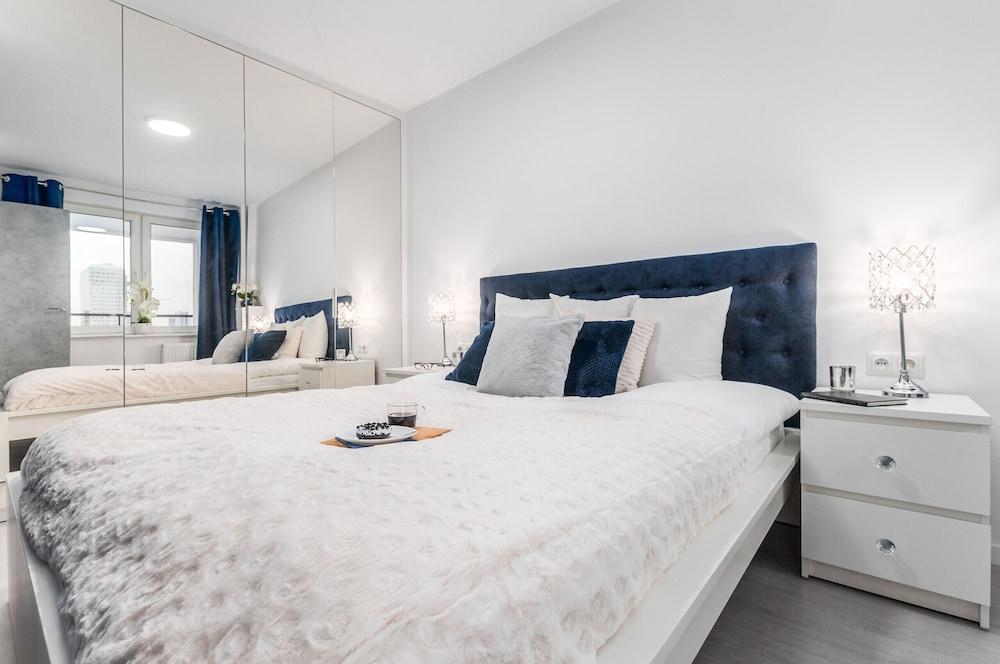 Apartment City Center Zlota by Renters 1