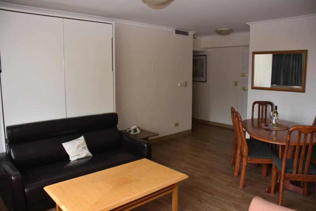 Accommodation Sydney: Hyde Park View 2 Bedroom 1 Bathroom Pet Friendly Apartment 2