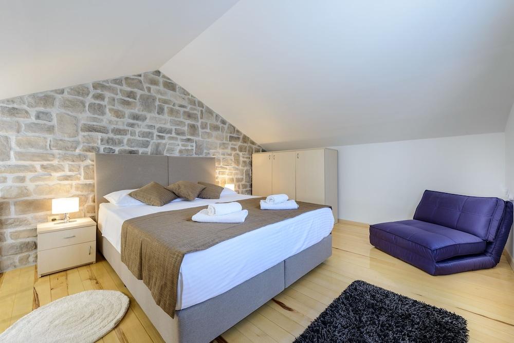 Holiday Home with Private Heated Pool, Sea View & Basketball Court 1