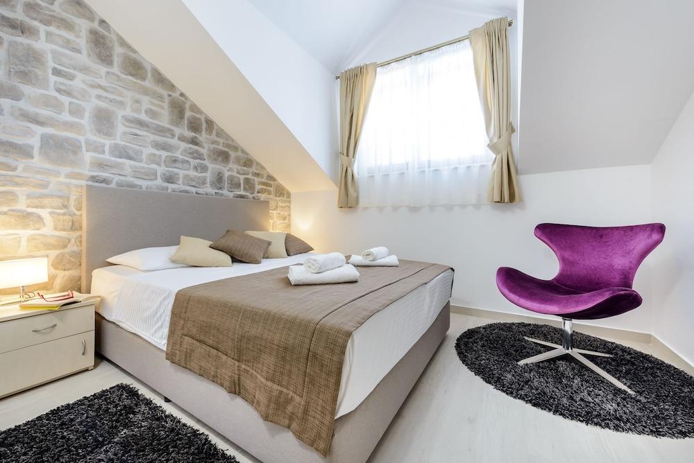 Holiday Home with Private Heated Pool, Sea View & Basketball Court 2