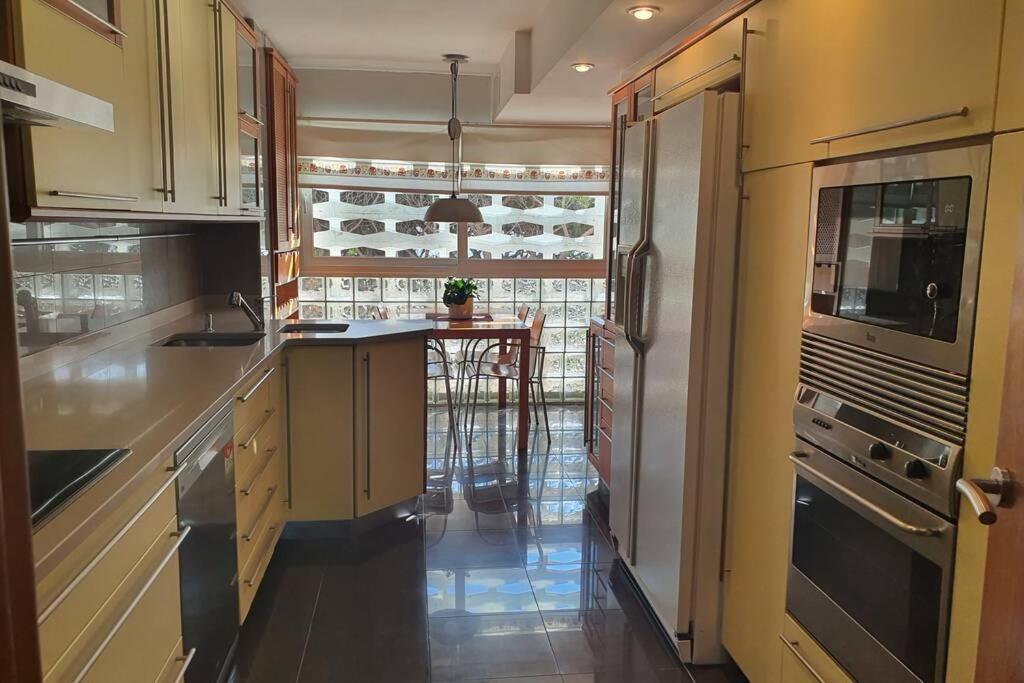 Warmfull Seaside Apartment in a Hightop Condominium 2