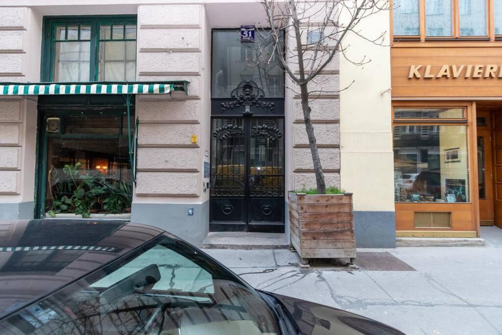 New, Central, in the Heart of the 7th Heaven 1