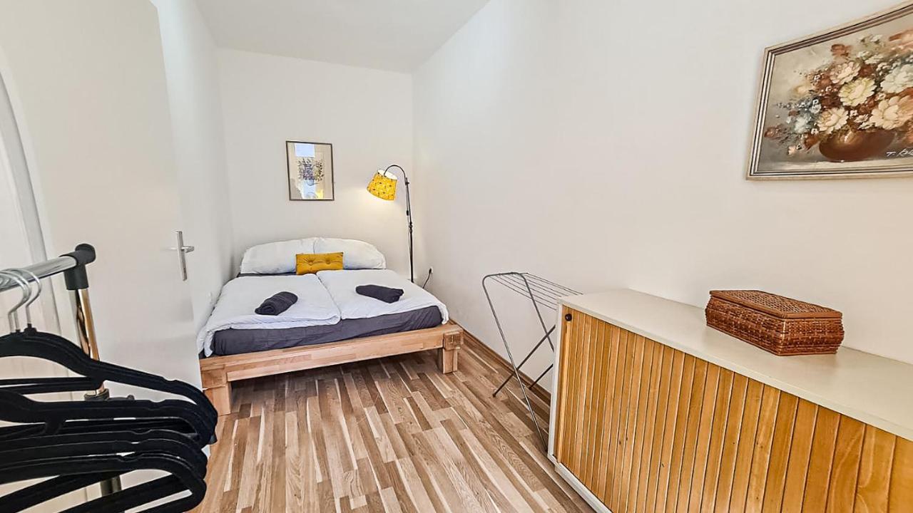 Budget Apartments Well Connected To the Whole City 1