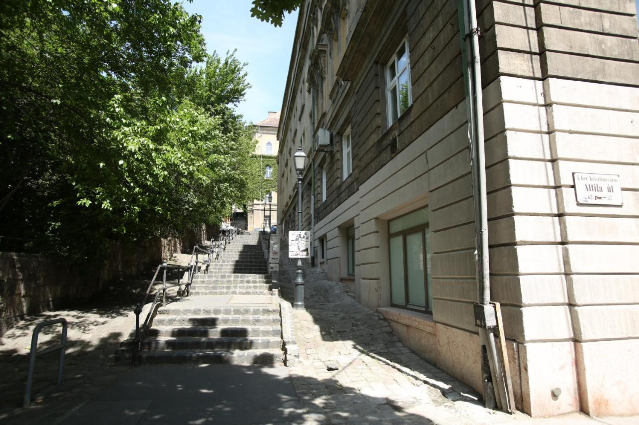 Castle Courtyard Hideaway 2