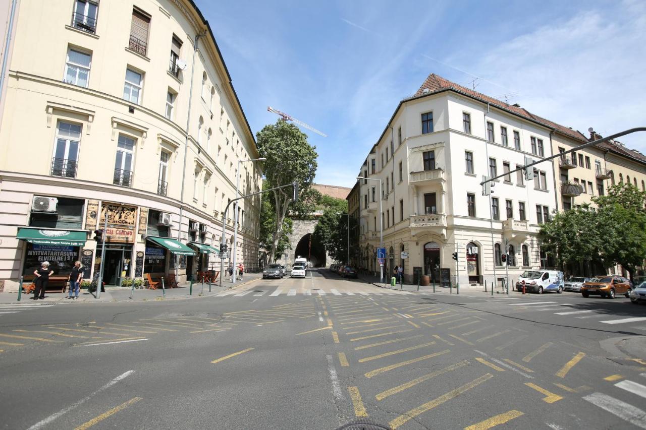 Castle Courtyard Hideaway