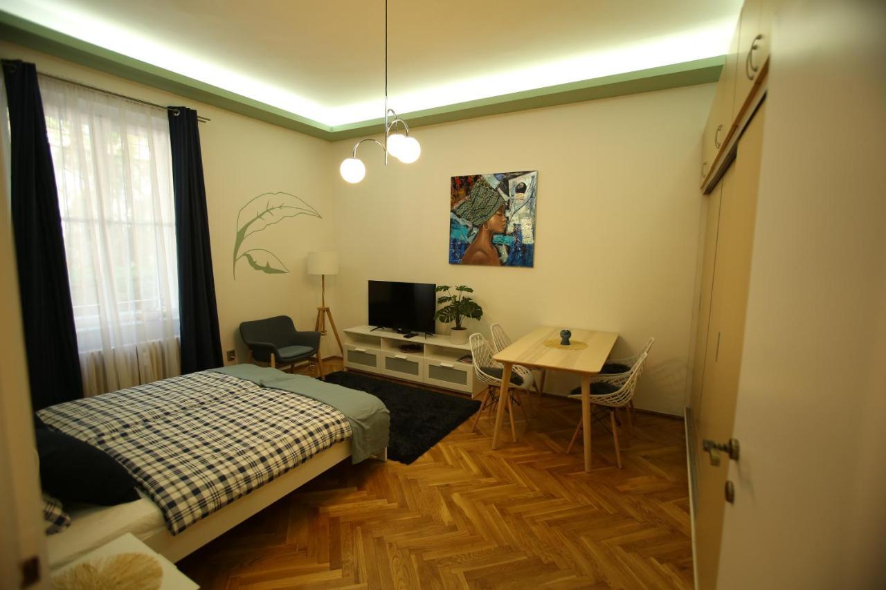 Castle Courtyard Hideaway 1