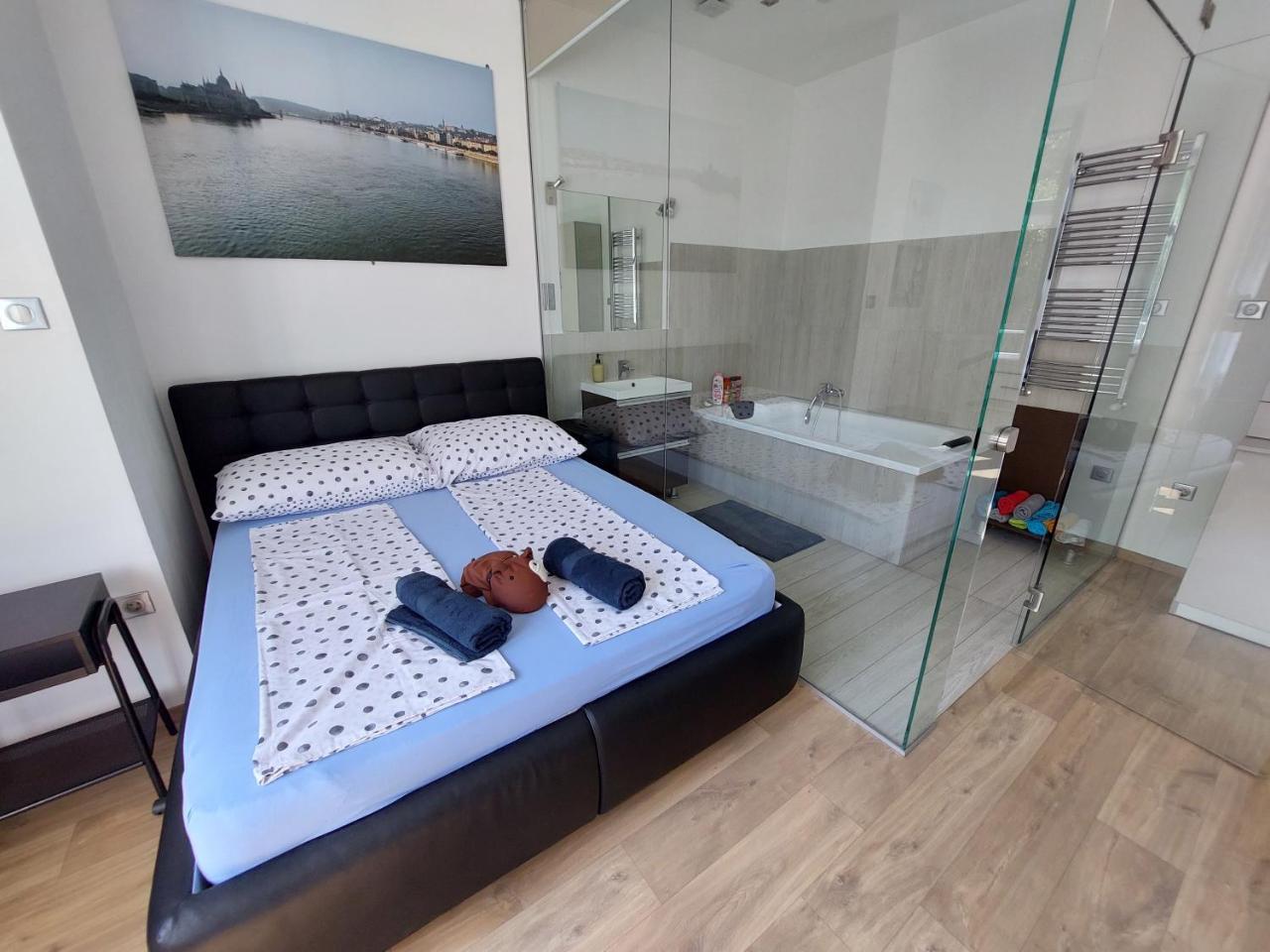 Sunny Studio at the Castle (Adults Only) 1