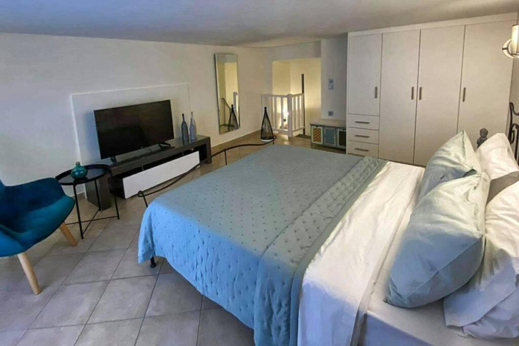 Somnium a Newly Renovated House in Kamari (Adults Only)