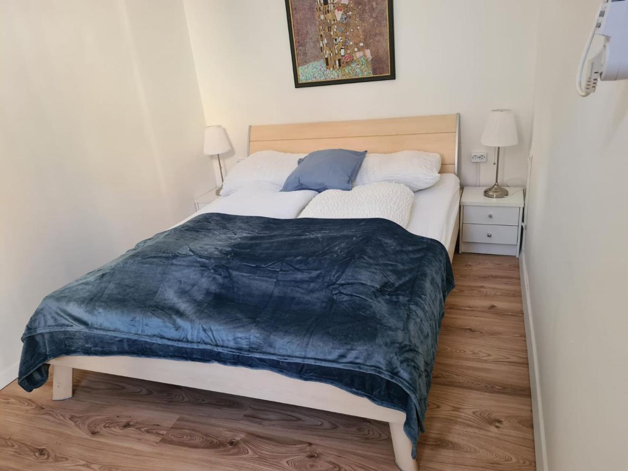 Basic 2br Apt Perfectly Connected&Well Positioned 1