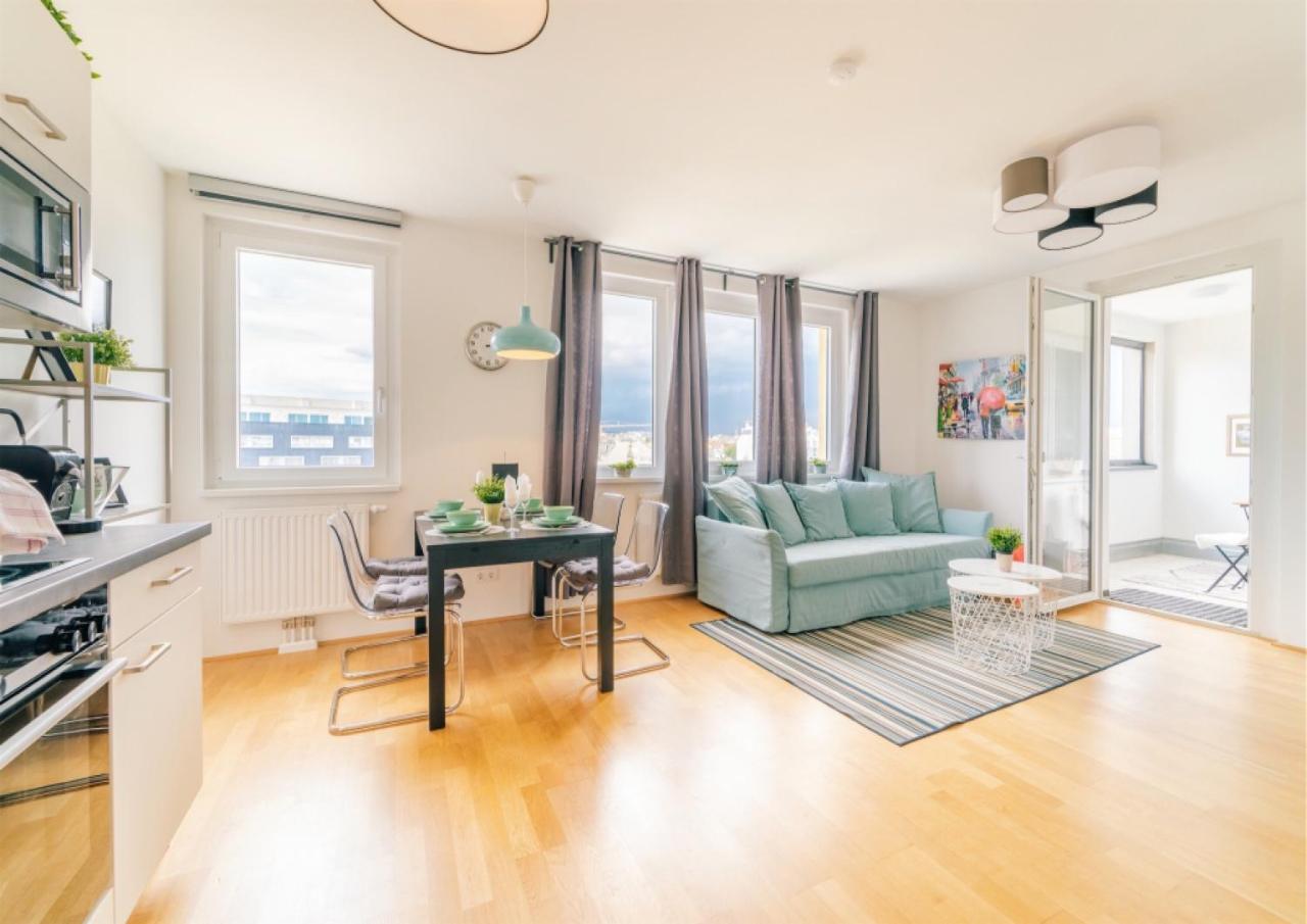 Balcony Apartment, 1 Min To Metro, Perfect for Long Stay 1