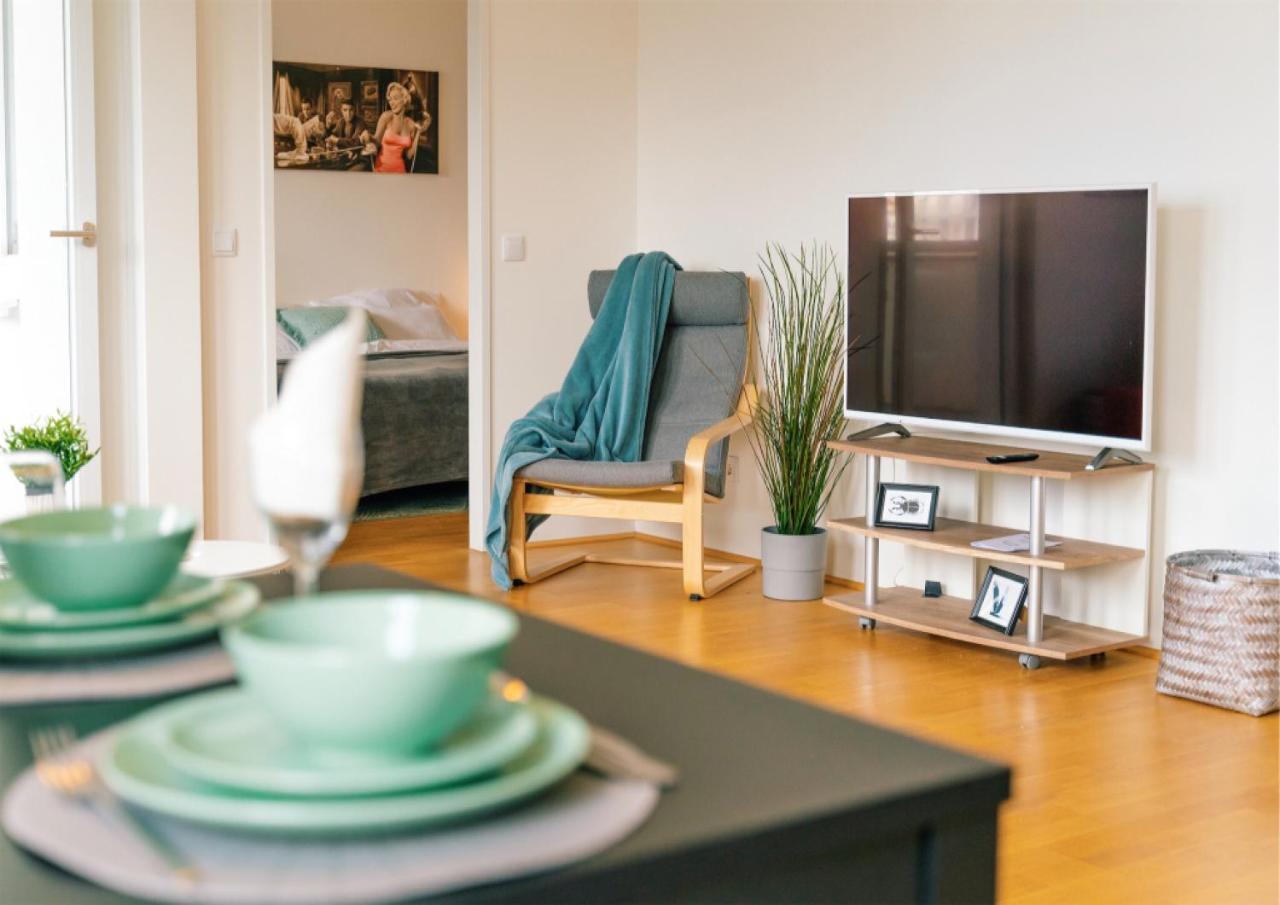 Balcony Apartment, 1 Min To Metro, Perfect for Long Stay 2