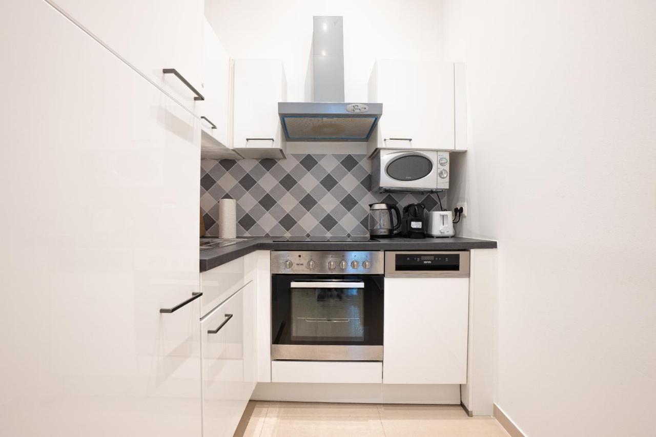 Apartment in the Central Area. 5 Minute's Walk To the Danube. 1