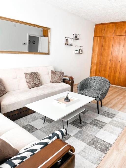Best Rated Central Apartment Vienna - Ac, Wifi, 24-7 Self Check-In, Board Games, Netflix, Prime 1