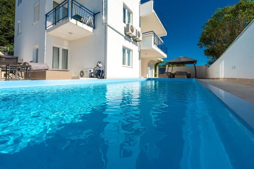 Deluxe Apartment Unique-With Private Heated Pool