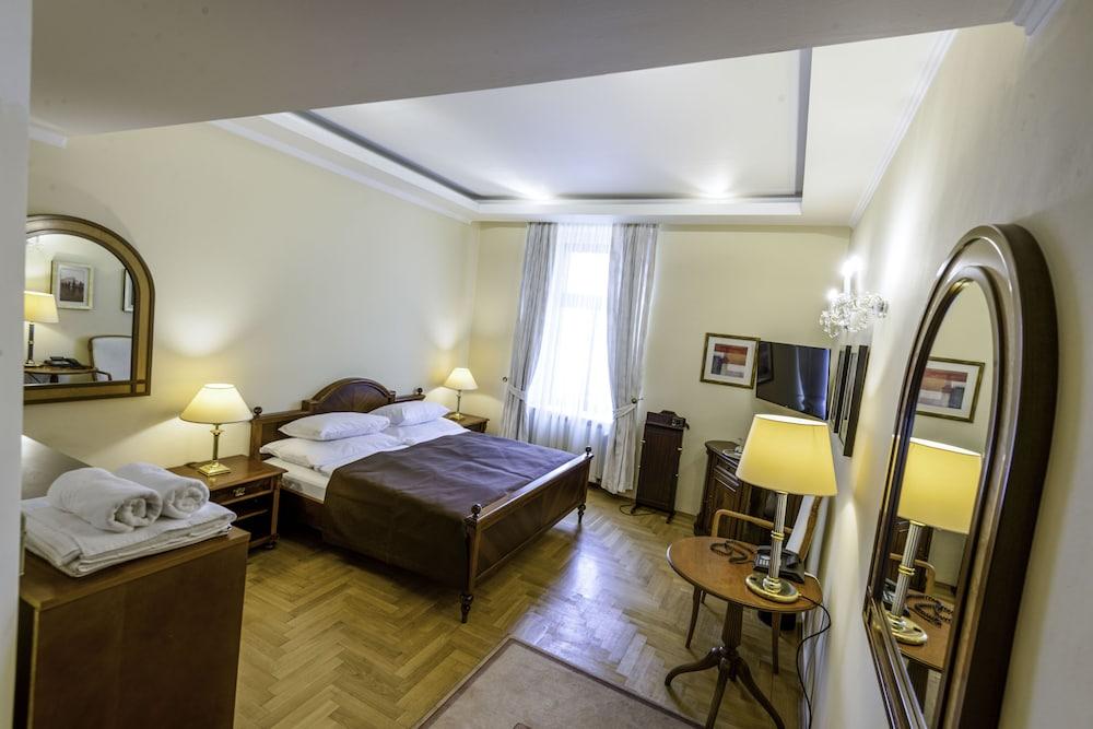 Fleur de Lis Hotel 2