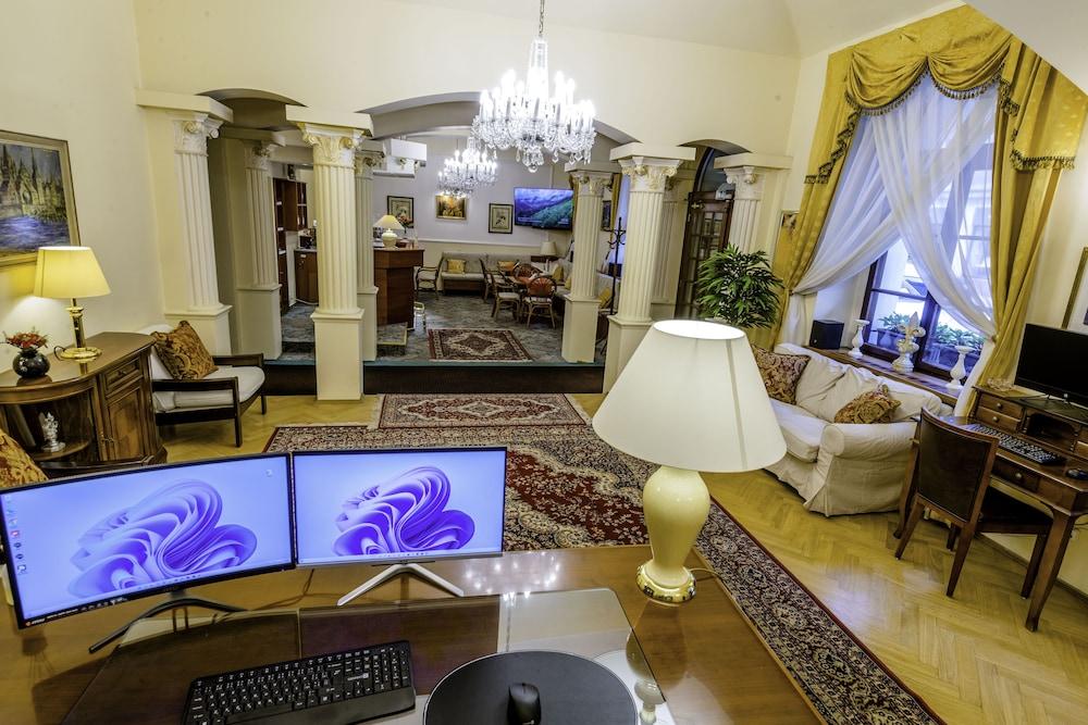 Fleur de Lis Hotel 1