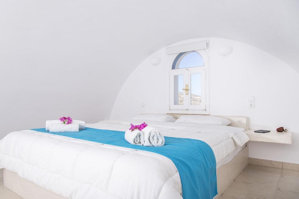 Bella Santorini Studios 1