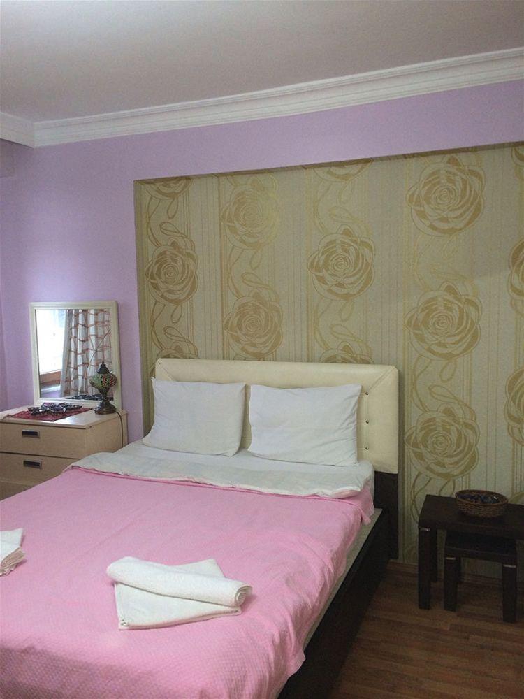 Caravan Palace Apart 2