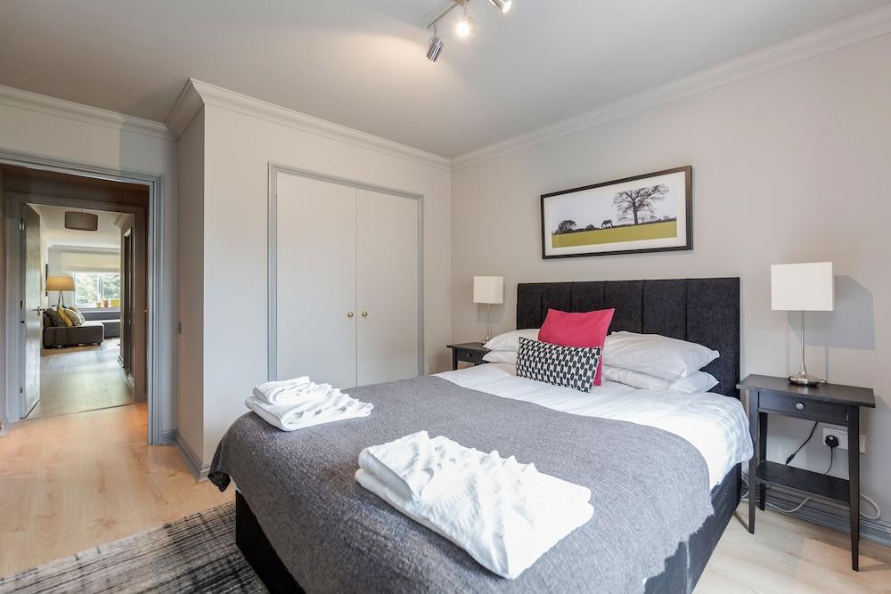 Hoxton 2 Bed Apartment by Basetogo 2