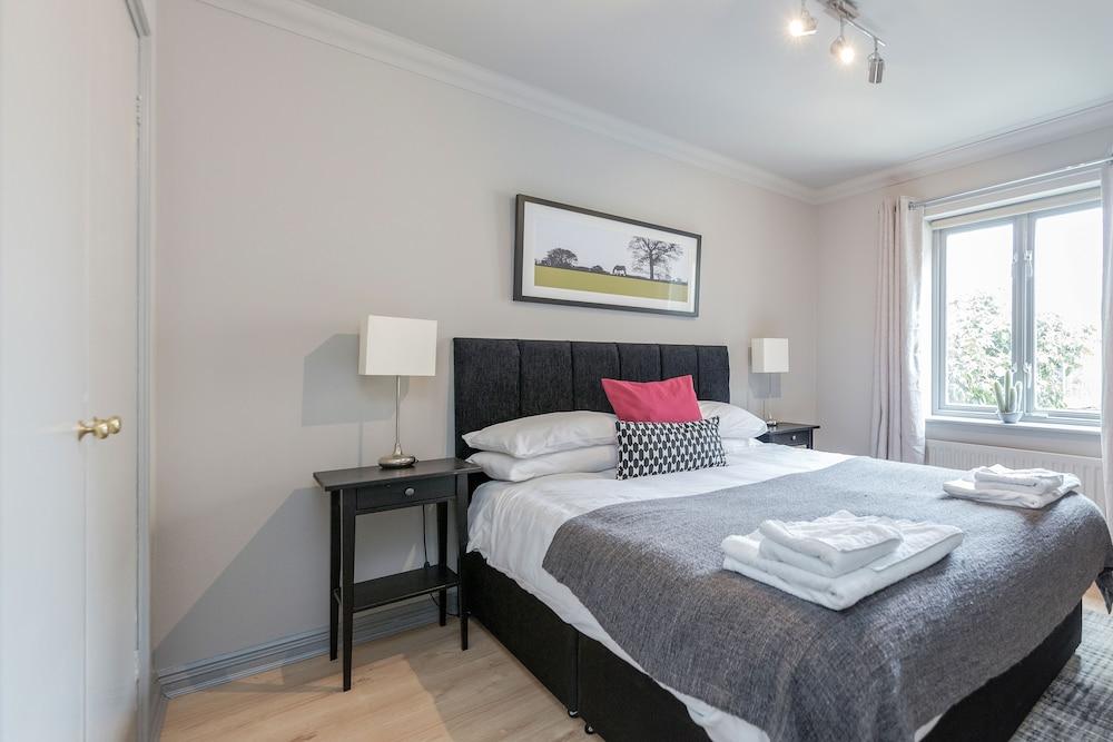 Hoxton 2 Bed Apartment by Basetogo 1