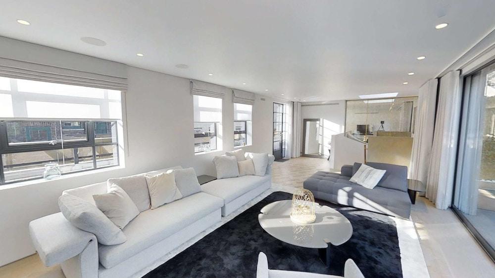 Luxury Royalty Mews 1