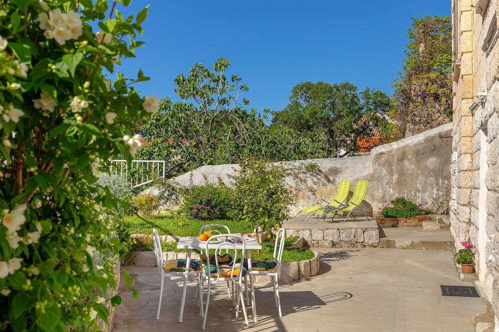 Hedera Estate, Hedera A10