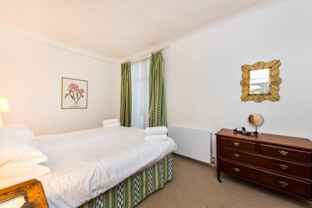 Traditional 1 Bed in Chelsea Near Harrods 2