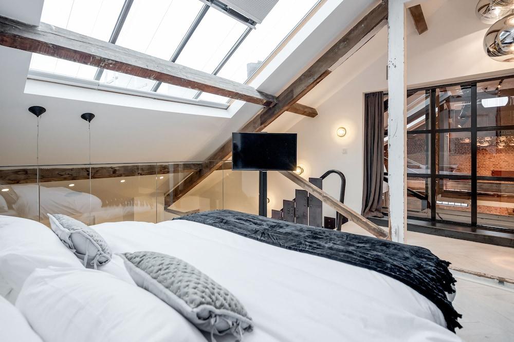 Skyline Water Front Penthouse Apartment 2