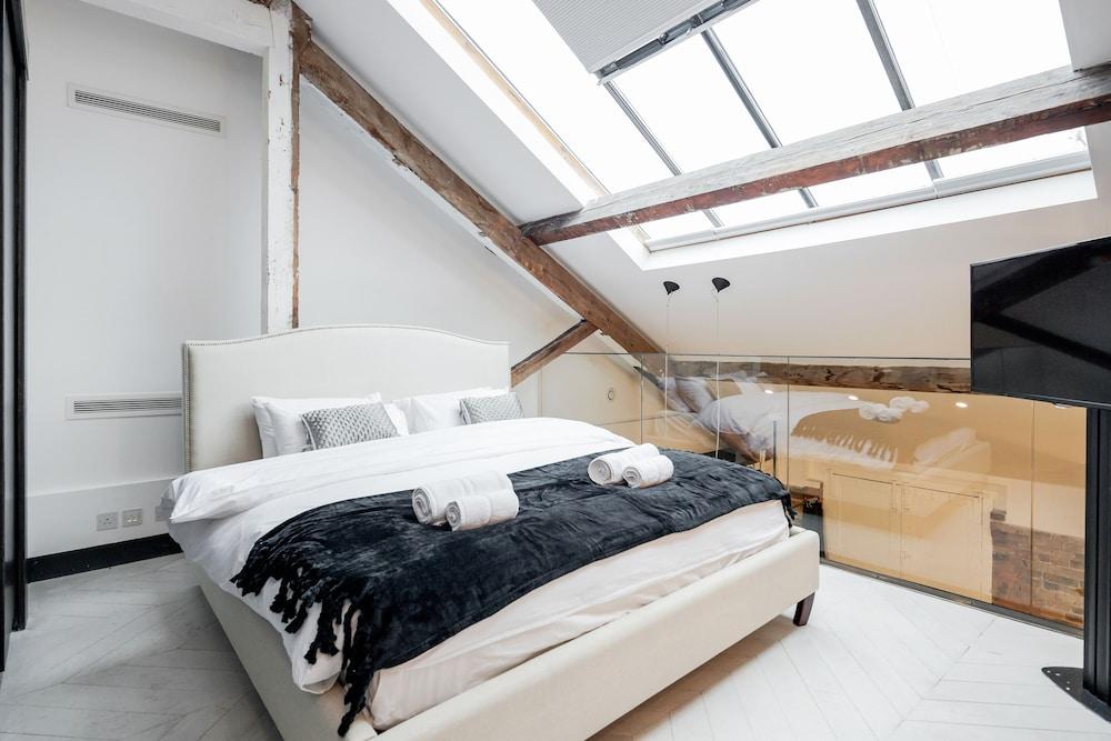 Skyline Water Front Penthouse Apartment 1