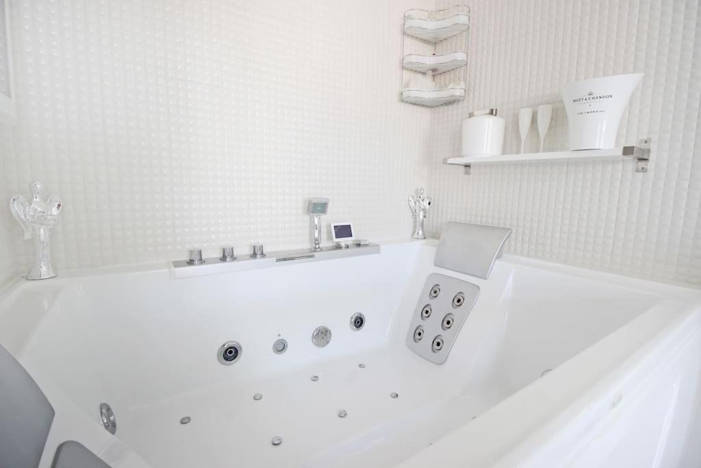 White Luxury Penthouse in City Centre 1