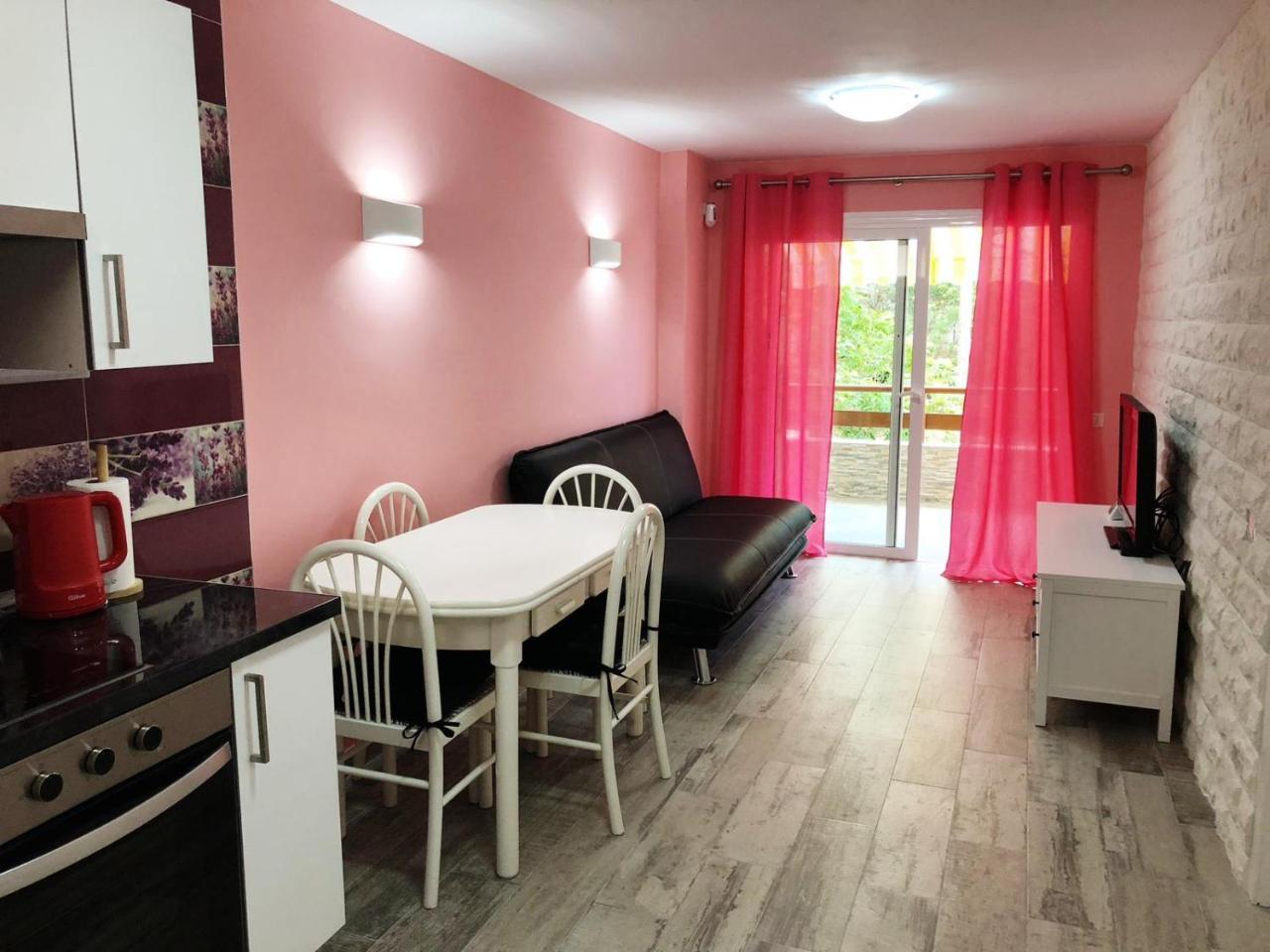 Lovely 1-Bedroom Apartment with a Big Terrace, las Americas, Tenerife 1