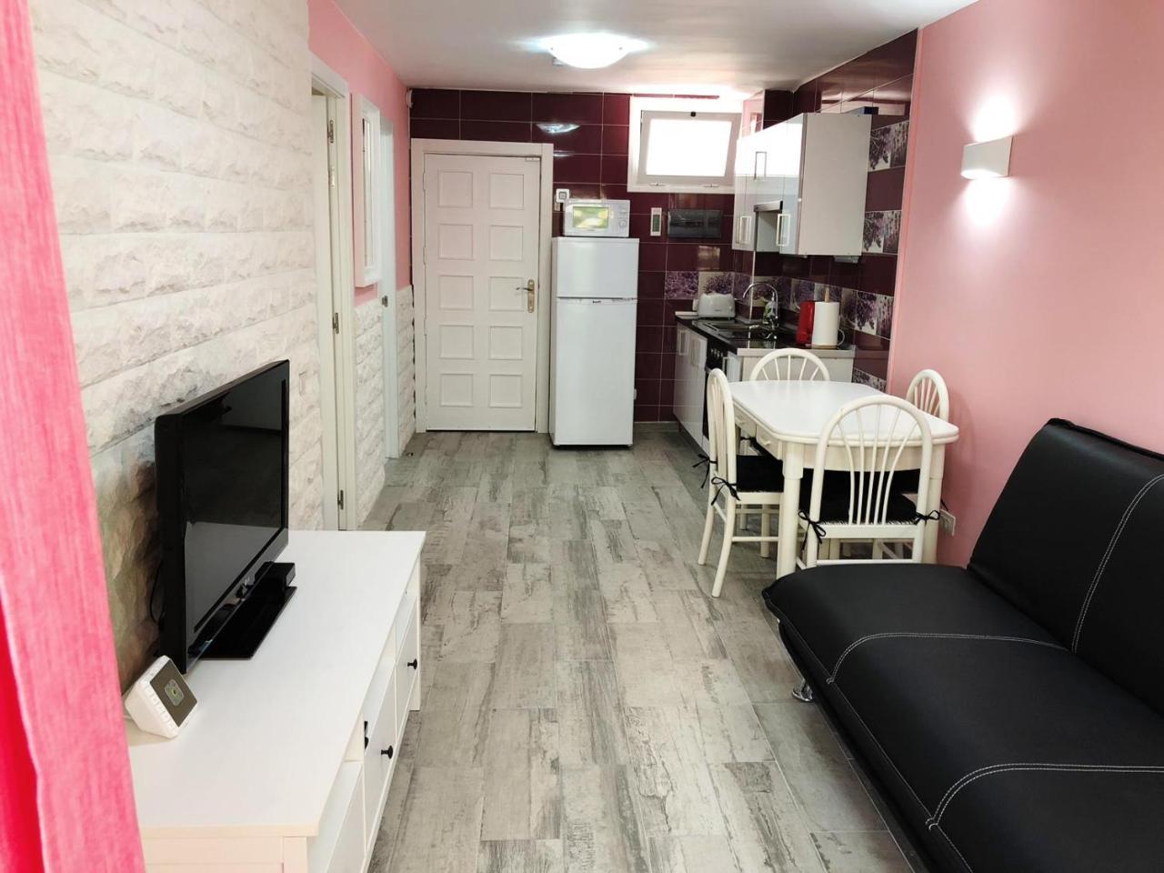 Lovely 1-Bedroom Apartment with a Big Terrace, las Americas, Tenerife 2