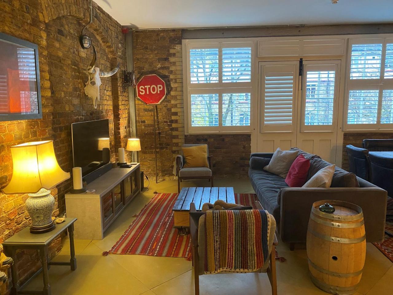 Hoxton Well-Presented 2 Bed 1 Bath Flat 1