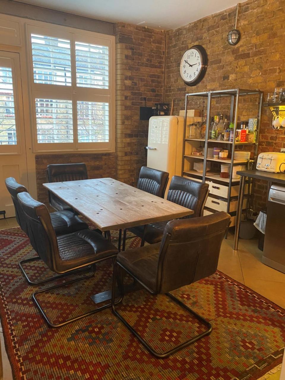 Hoxton Well-Presented 2 Bed 1 Bath Flat 2