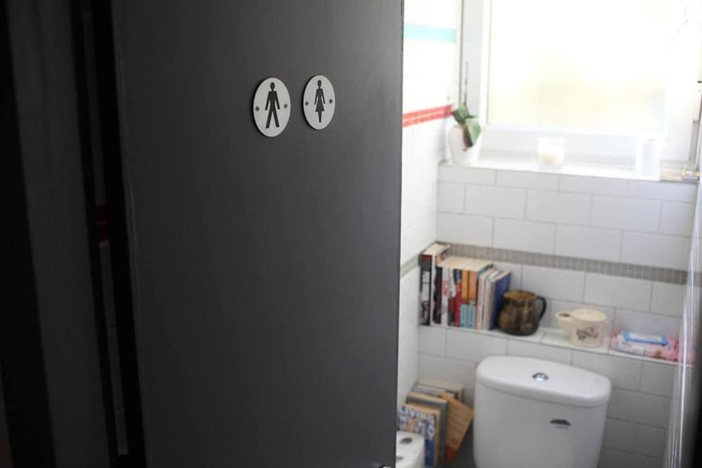 3 Bed Apartment with Garden in Zone One, Se1 1