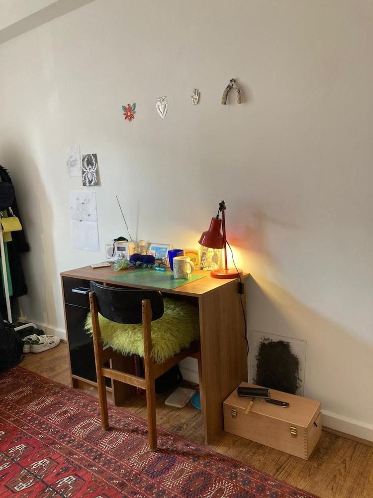 Charming 3-Bed Apartment in London 2