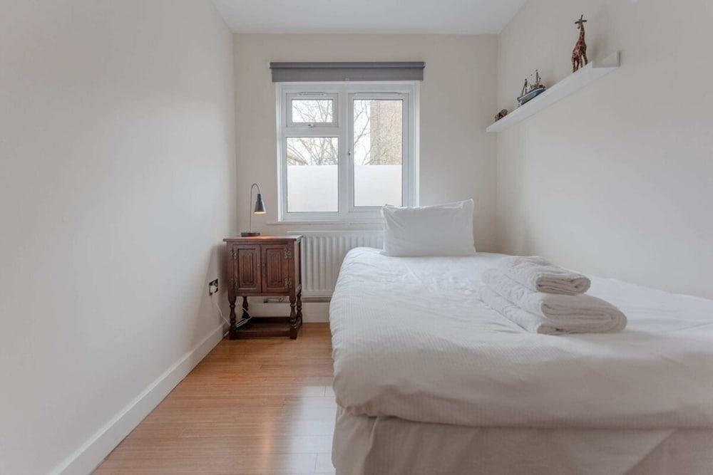 Well Located 2 Bedroom 1 Bath in Elephant & Castle