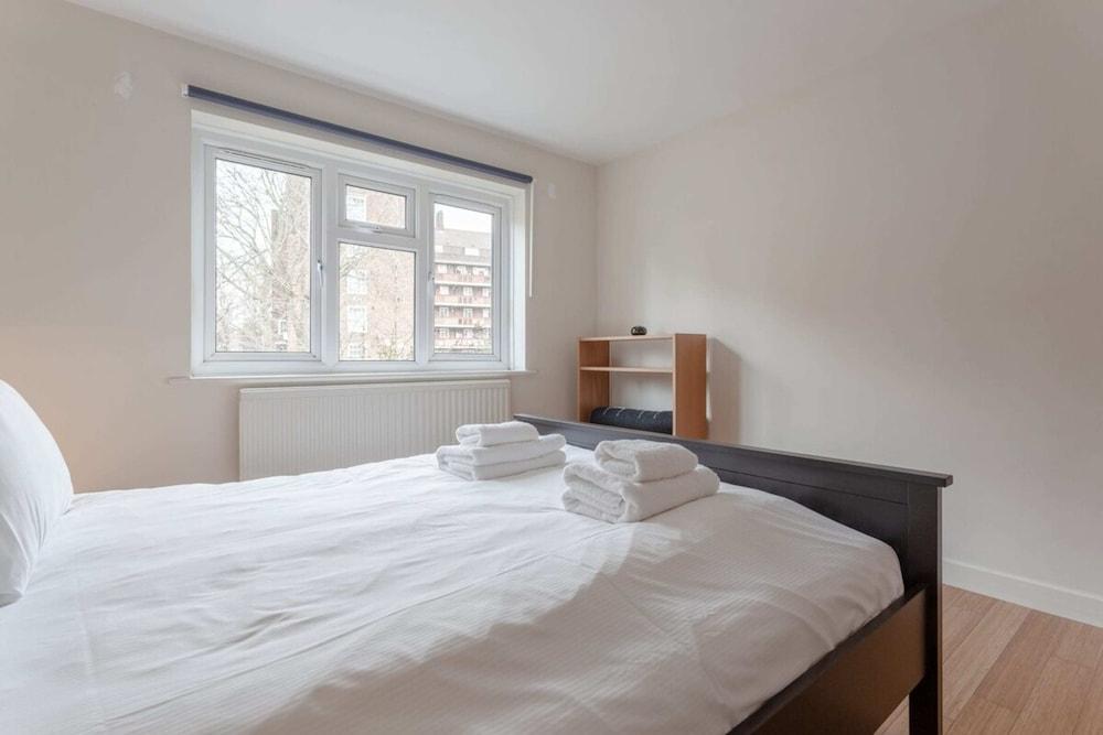 Well Located 2 Bedroom 1 Bath in Elephant & Castle 2